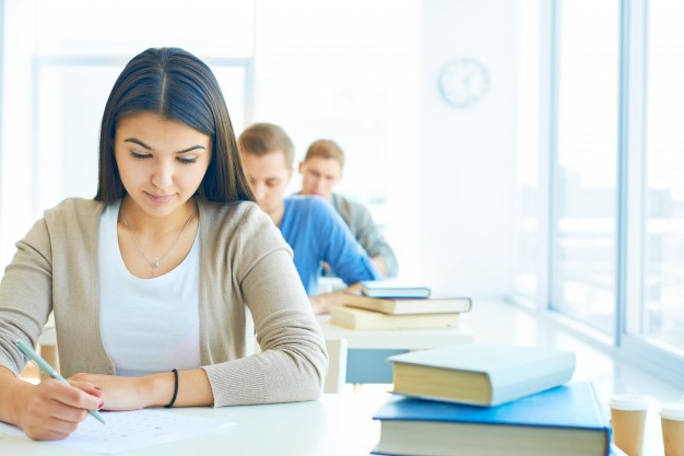 Profesores que resuelven ejercicios de estadística